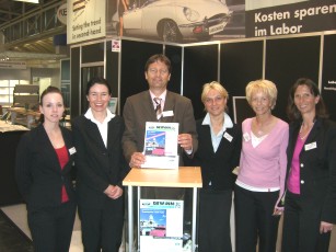 Das Foto zeigt von links Frau Tina Weber und Frau Dr. Dellert-Ritter vom GIT-Verlag, Herr Kuster, Frau Vogrinec, Frau Hähnle und Frau Kuster von der Laborgerätebörse nach der Ziehung des Gewinners des Reisegutscheins. 