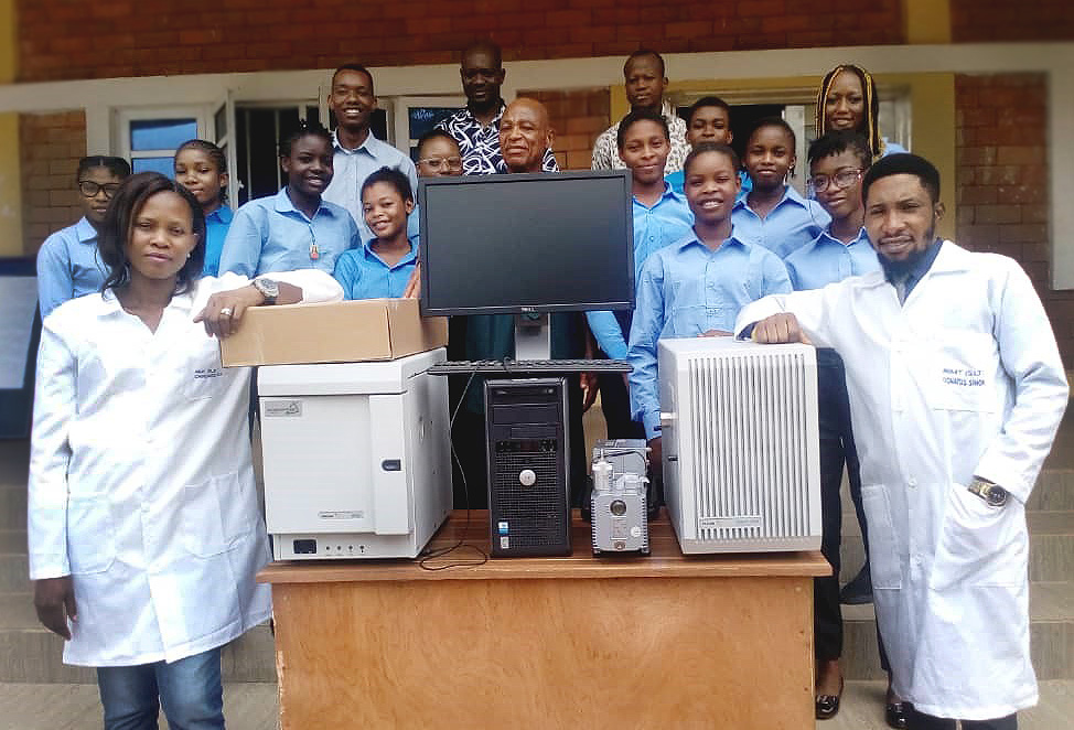 Labexchange spendet an Hochschule in Nigeria